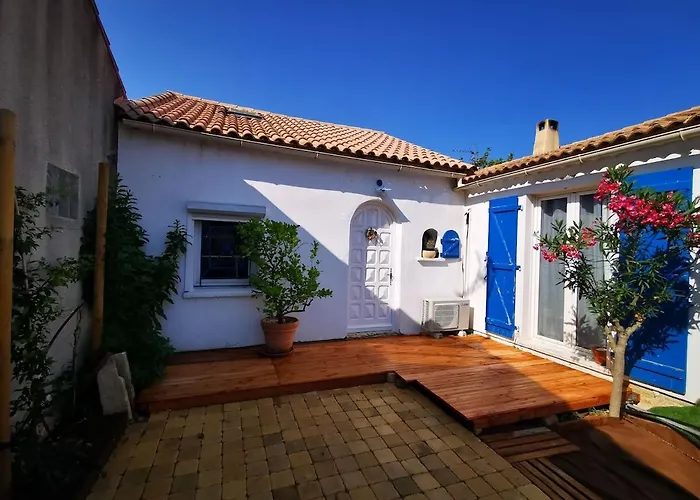 With Pool Near Sea And Garrigue Βίλα